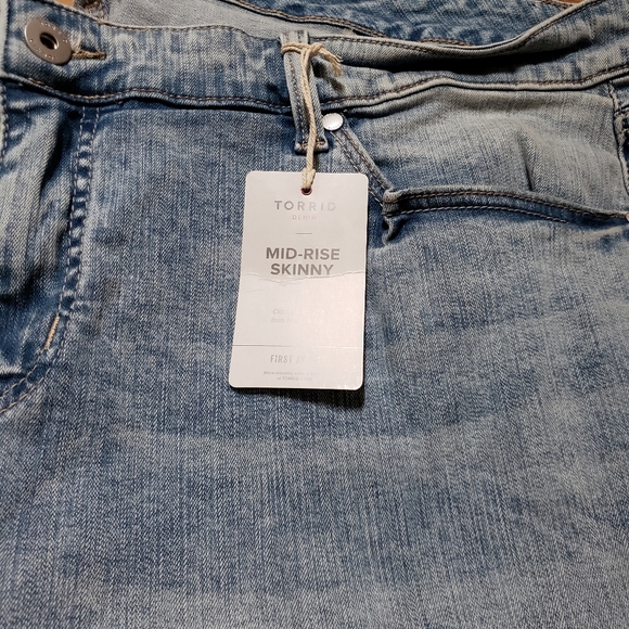 NWT Torrid distressed demin capris - Picture 3 of 4
